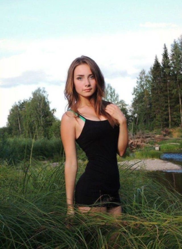 Girls In Tight Dresses (22 pics)