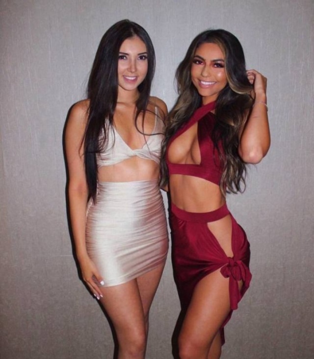 Girls In Tight Dresses (22 pics)