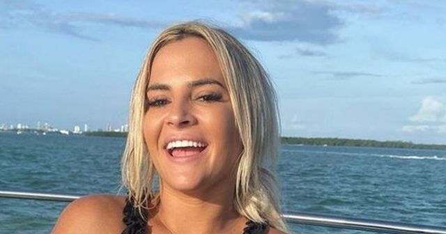 Busty Girls (21 pics)