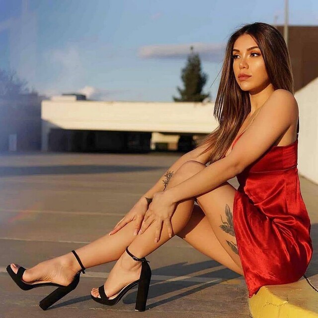 Girls With Long Legs (21 pics)