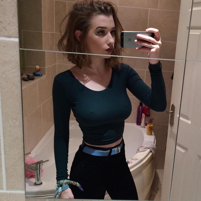 Selfie Girls (21 pics)