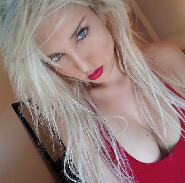 Busty Girls (20 pics)