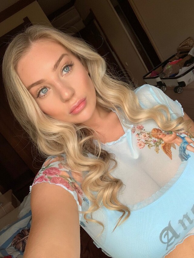 Busty Girls (20 pics)