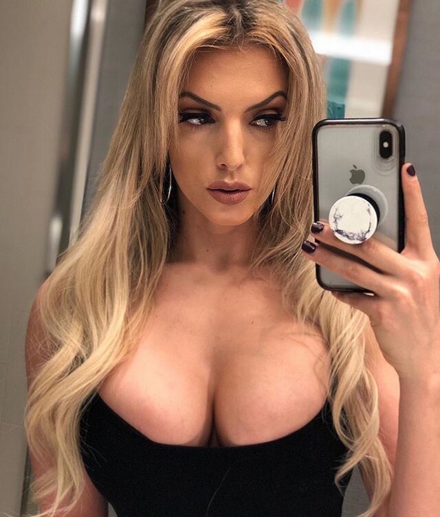 Selfie Girls (21 pics)