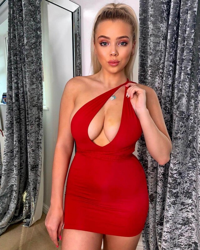 Girls In Tight Dresses (21 pics)