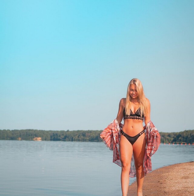 Bikini Girls (21 pics)