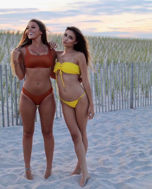 Bikini Girls (21 pics)