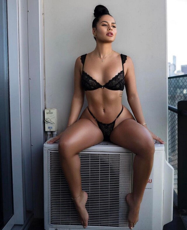 Girls In Lingerie (21 pics)