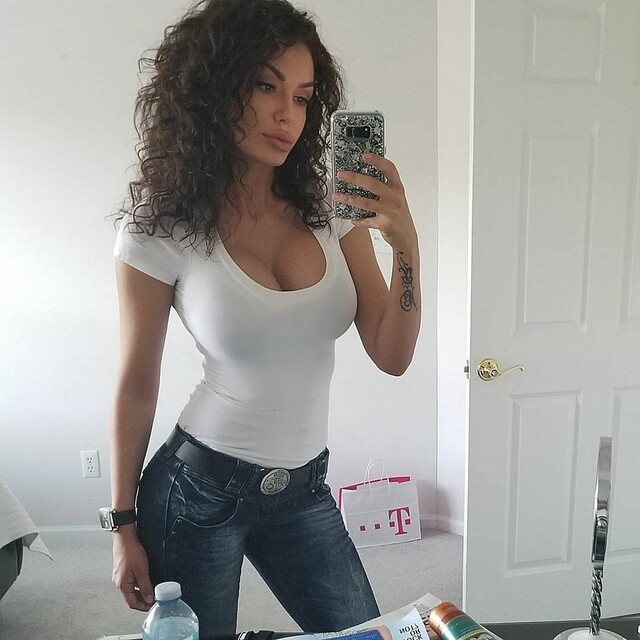 Girls In White Shirts (21 pics)