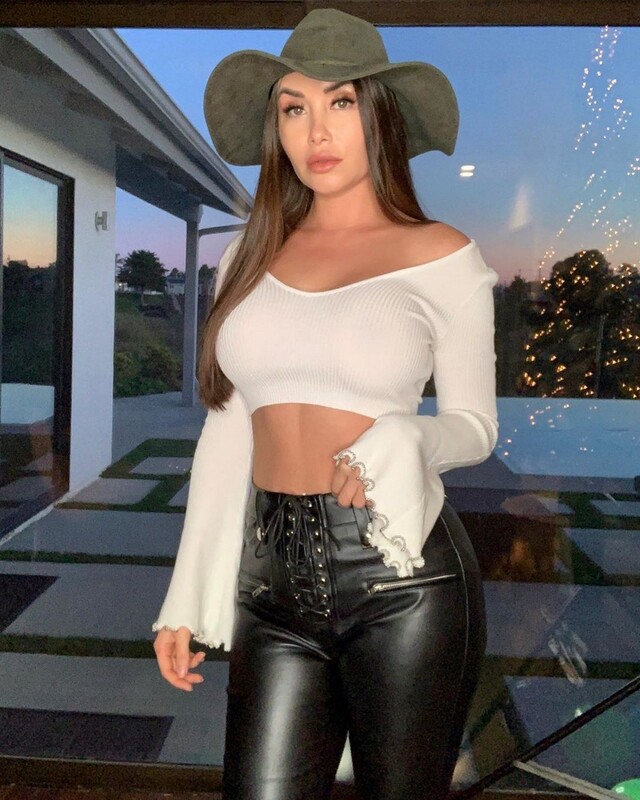 Girls In White Shirts (21 pics)