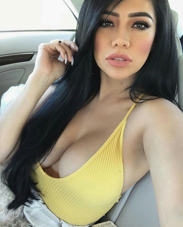 Braless Girls (21 pics)