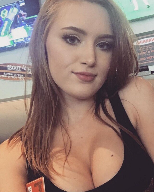 Busty Girls (21 pics)