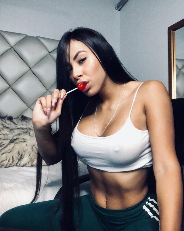 Braless Girls (21 pics)