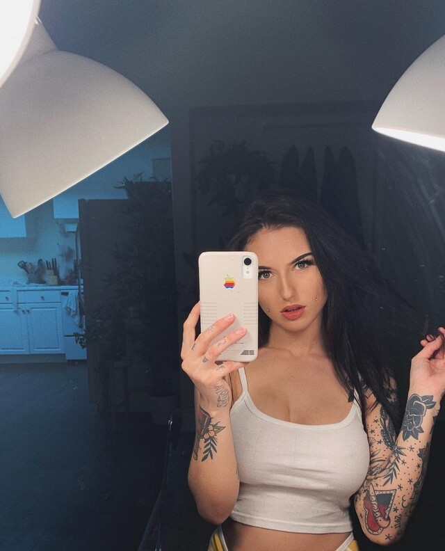 Braless Girls (21 pics)