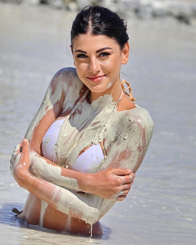 Bikini Girls (21 pics)