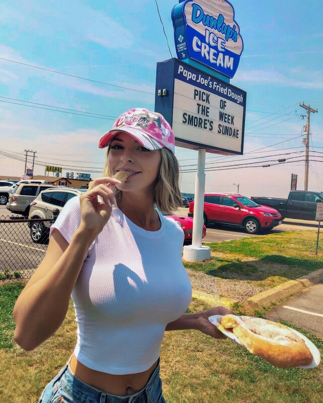 Girls In White Shirts (21 pics)
