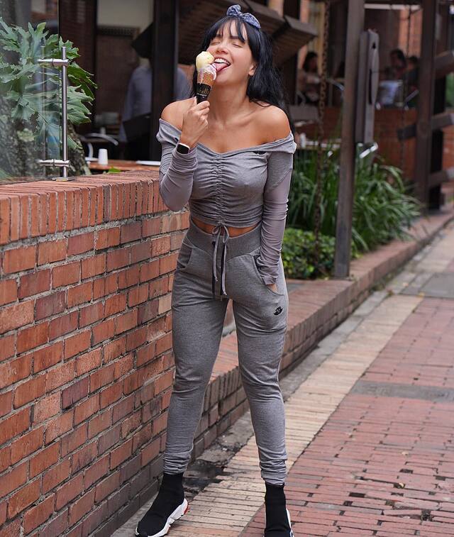 Braless Girls (21 pics)