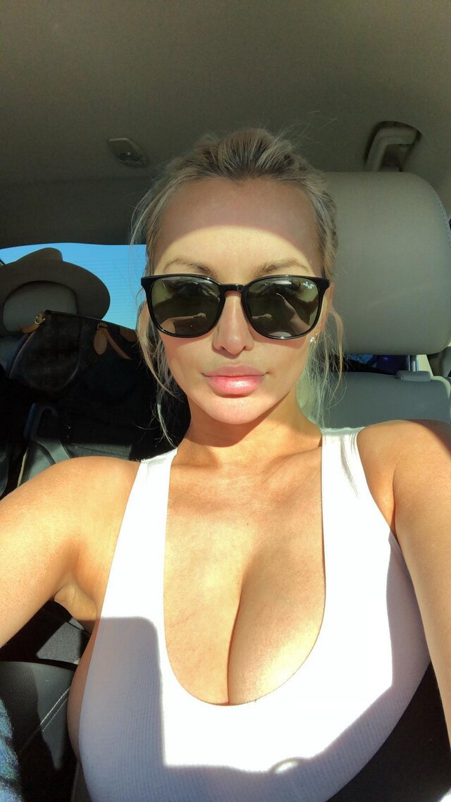 Busty Girls (21 pics)