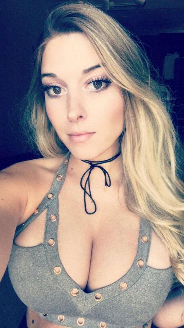Busty Girls (21 pics)