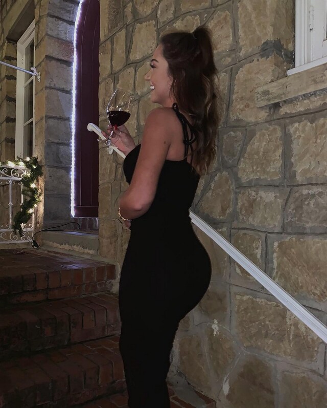 Girls In Dresses (21 pics)