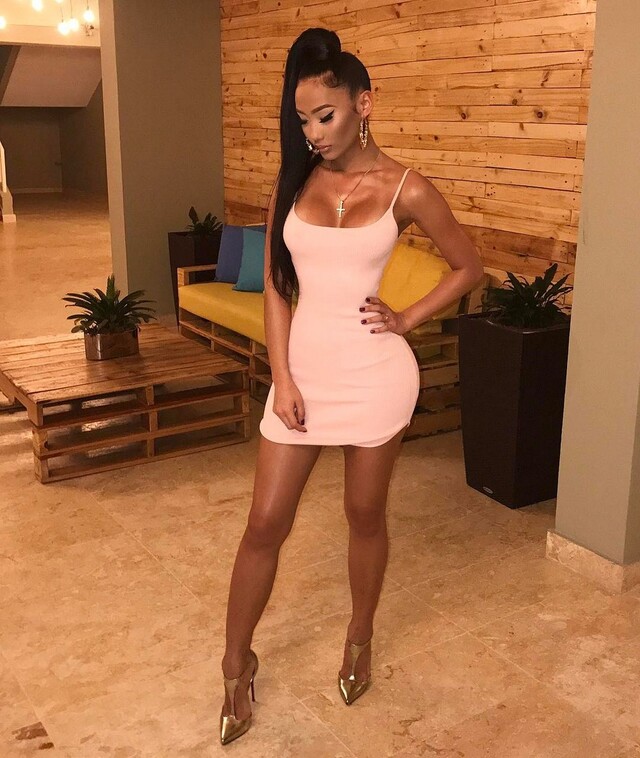 Girls In Dresses (21 pics)
