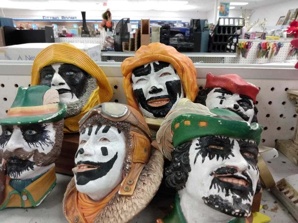 Weird Finds In Thrift Shops (15 pics)