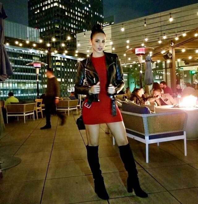 Girls In Dresses (21 pics)