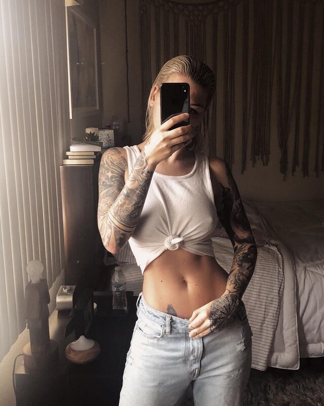 Girls In White (21 pics)