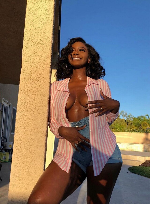Braless Girls (21 pics)