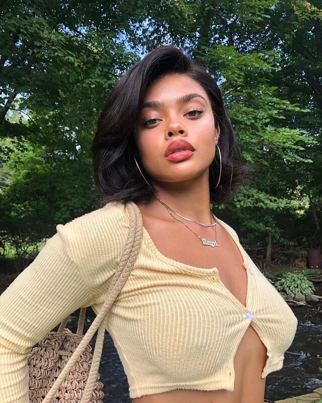Braless Girls (21 pics)