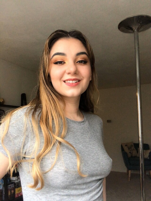 Braless Girls (21 pics)