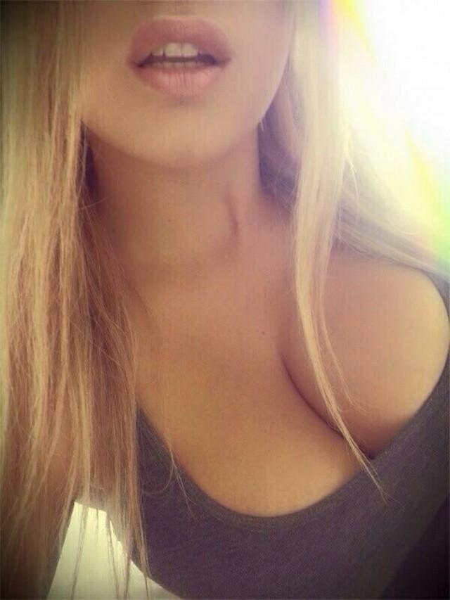 Busty Girls (21 pics)