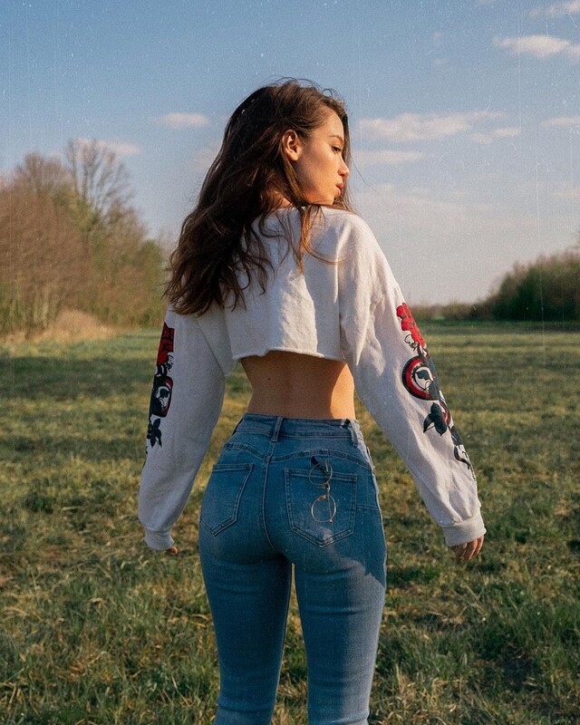 Girls In Jeans (21 pics)