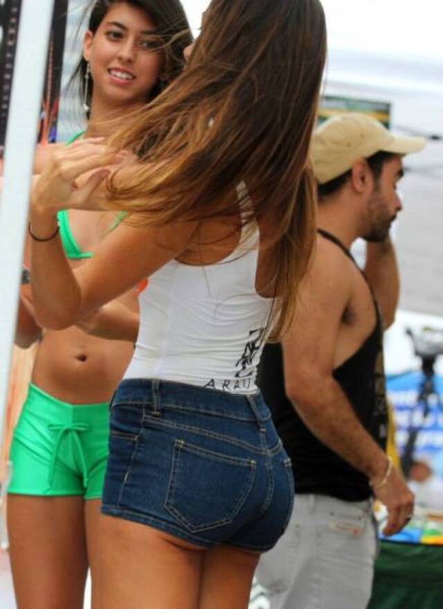 Girls In Shorts (21 pics)
