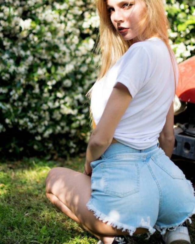 Girls In Shorts (21 pics)