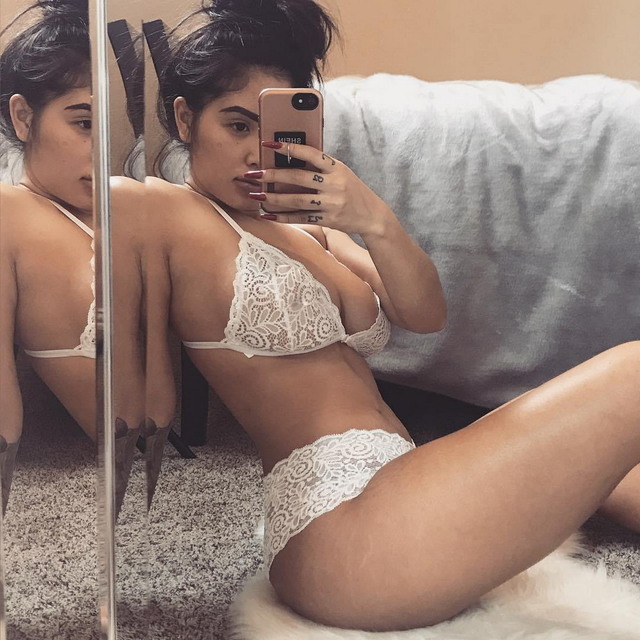 Girls In Lingerie (21 pics)