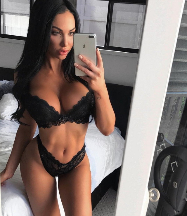 Girls In Lingerie (21 pics)