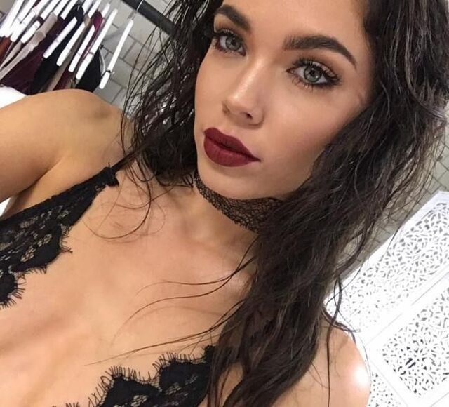 Girls With Red Lips (21 pics)