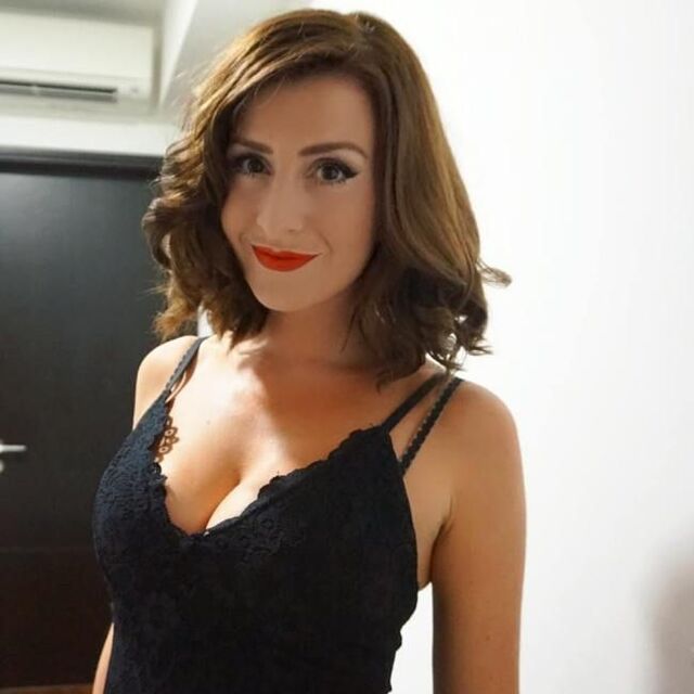 Girls With Red Lips (21 pics)