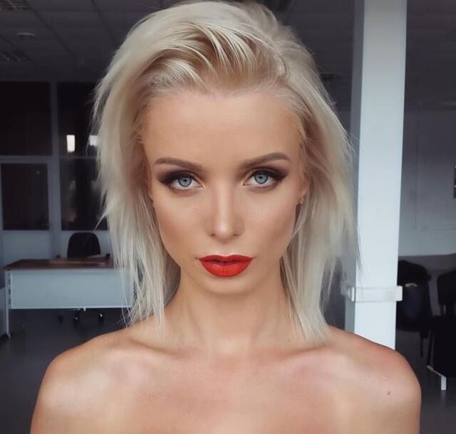 Girls With Red Lips (21 pics)