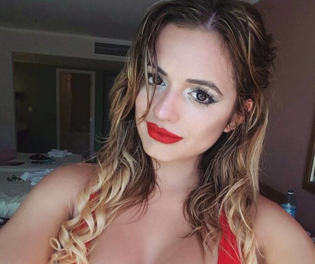 Girls With Red Lips (21 pics)