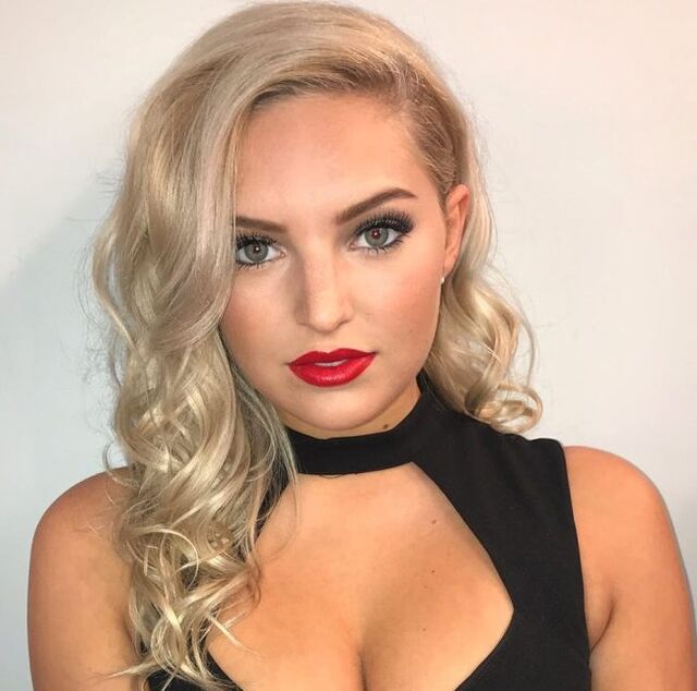 Girls With Red Lips (21 pics)