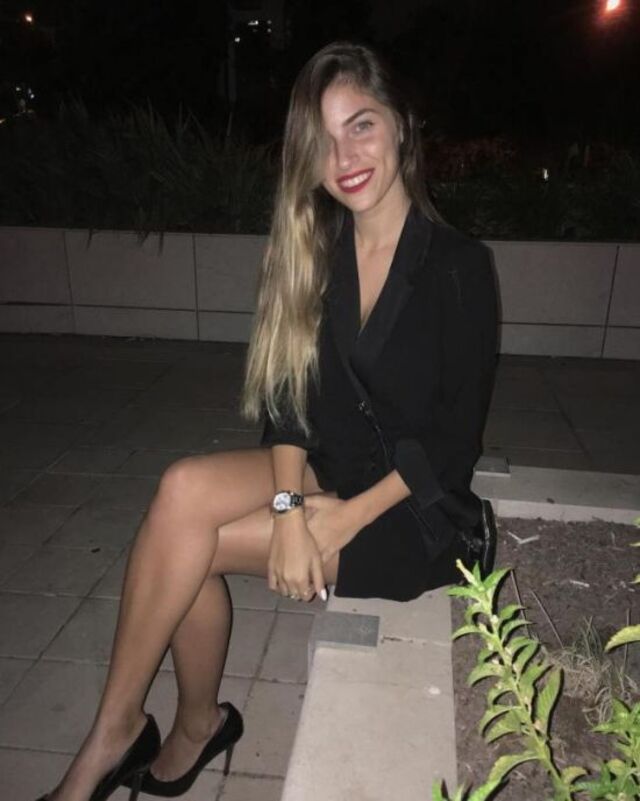 Girls With Red Lips (21 pics)