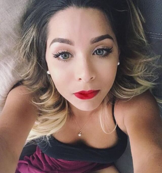 Girls With Red Lips (21 pics)