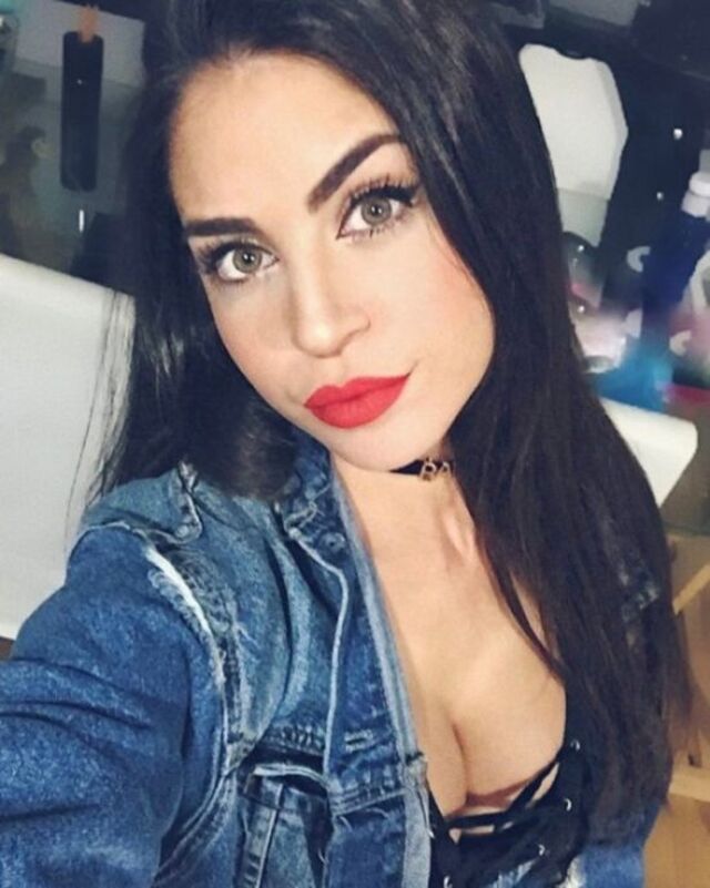 Girls With Red Lips (21 pics)