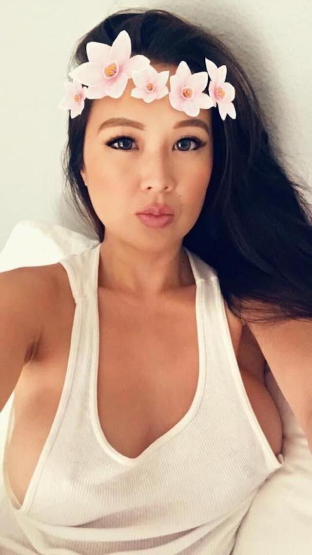 Braless Girls (21 pics) Braless Girls (21 pics)