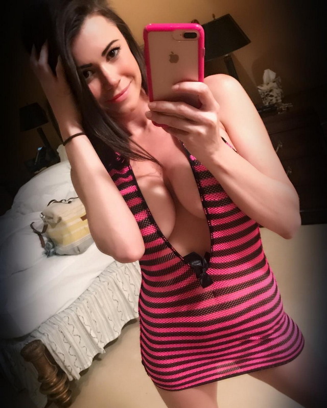 Busty Girls (21 pics)