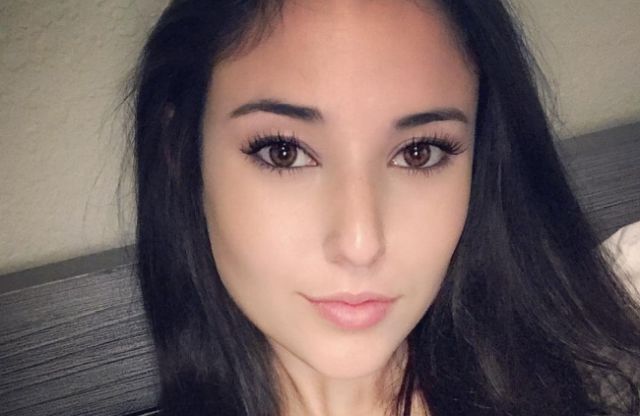 Busty Girls (21 pics)