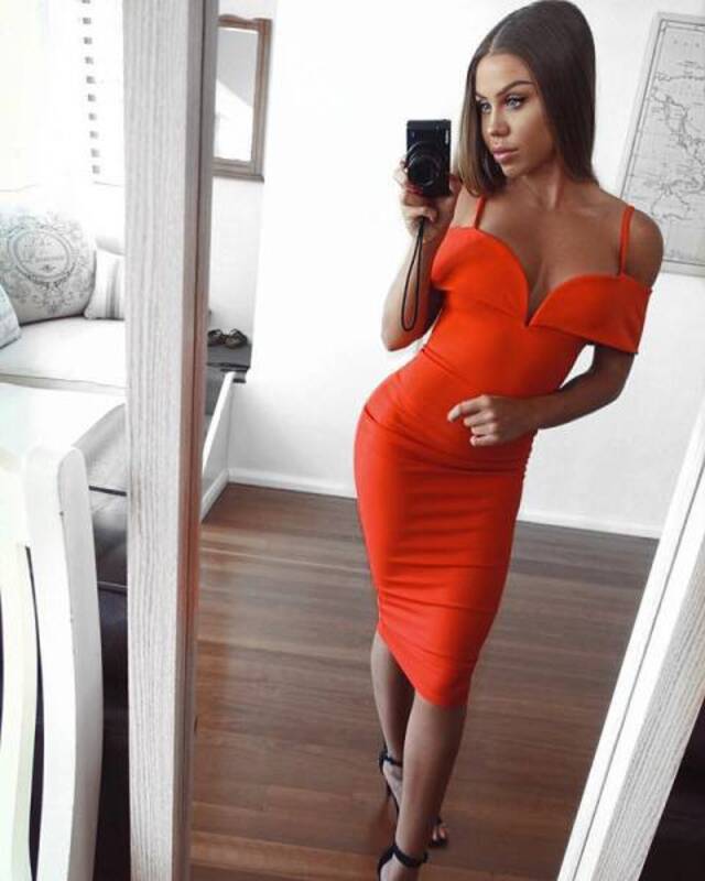 Girls In Tight Dresses (21 pics)