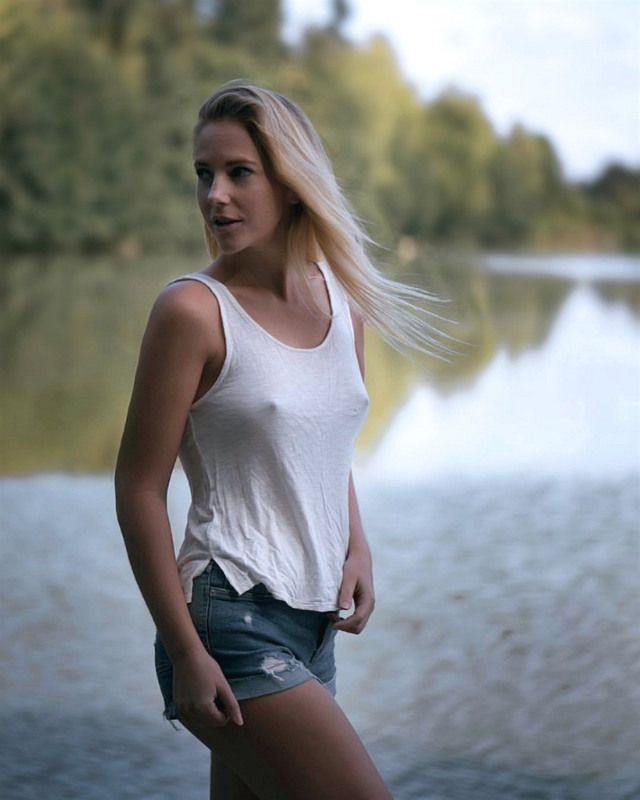 Braless Girls (21 pics)
